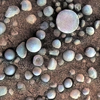 화성 표면에서 발견되는 둥글게 마모된 블루베리 돌멩이들. 이런 돌멩이들은 과거 화성에 자갈을 만드는 하천이 많았다는 증거가 된다. 사진=NASA/JPL-Caltech