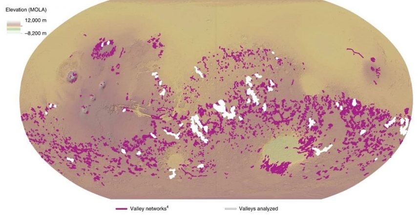 이번에 분석된 1만 276개의 화성 ‘운하’들의 분포 지도. 이들 대부분은 단순히 물이 흘러서 생긴 지형이 아니라 과거 얼어있던 빙하가 녹으면서 깎아 만든 지형으로 확인되었다. 사진=Galofre et al, 2020.