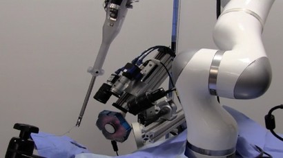 존스 홉킨스 대학이 개발한 수술 로봇 ‘스타’. 장을 꿰매고 봉합하는 결장문합술을 의사 대신 집도한다. 사진=존스 홉킨스 대학 제공