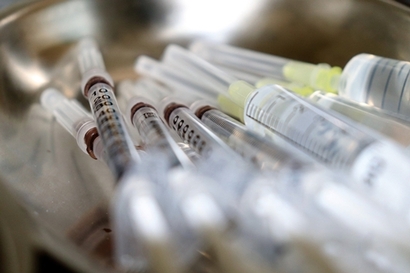 일부 인플루엔자(독감) 백신이 유통과정에서 상온에 노출된 것으로 확인되면서 안전성 논란이 이어지고 있다. 25일 일부 물량이 이미 공급된 것으로 나타나면서 부작용 우려가 더욱 커질 전망이다.