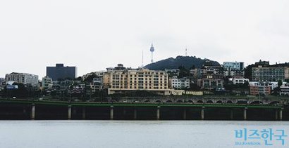 고급주택 전문건설사 장학건설이 서울 용산구 한남동 유엔빌리지 한강변에 지은 장학파르크한남. 사진=유시혁 기자·파르크한남 홈페이지(조감도)