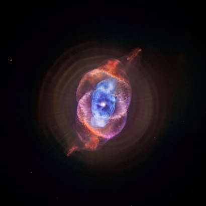 먼 미래 태양도 결국 폭발과 함께 둥글고 거대한 가스 구름 잔해인 행성상 성운을 남길 것이다. 그리고 그 중심에는 외곽 가스 껍질이 벗겨지고 드러난 작고 뜨거운 별의 중심부 백색왜성이 남게 된다. 사진은 앞으로 태양에게 벌어질 이 진화 과정 끝에 만들어진 고양이 눈 성운이다. 사진=X-ray: NASA/CXC/SAO; Optical: NASA/STScI