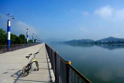 충주호조각공원과 탄금호 사이에는 남한강 자전거길이 지난다. 자전거를 타고 화창한 가을날을 즐겨보면 어떨까. 사진=구완회 제공