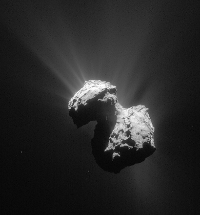 인류 탐사선이 착륙에 성공한 최초의 혜성 67P. 거대한 고깃덩어리 두 개가 합쳐진 듯한 독특한 모습이다. 혜성에는 표면에 착륙한 피레이 착륙선과 그 곁을 계속 맴돌며 탐사를 진행한 로제타 궤도선이 찾아갔다. 사진=NASA/ESA