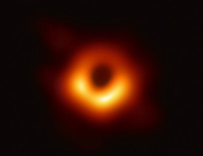 2019년 사건의 지평선 망원경 프로젝트를 통해서 관측에 성공한 M87 중심의 초거대 질량 블랙홀. 사진=EHT Collaboration