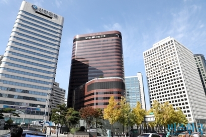 부영그룹이 입주해 있는 서울 중구 부영태평빌딩(가운데)과 삼성본관빌딩(오른쪽). 사진=박정훈 기자