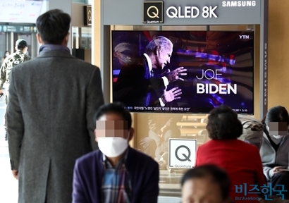 조 바이든 미국 대통령의 당선 소식에 제약·바이오 업계를 둘러싼 기대감이 증폭되고 있다. 지난 5일 오후 서울역에서 시민들이 미국대선 개표 현황을 시청하는 모습. 사진=임준선 기자