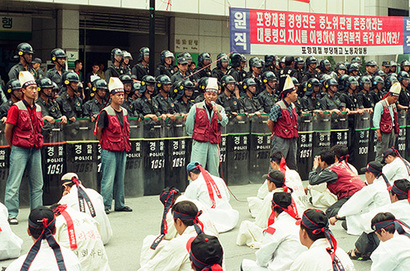 1998년 6월 8일 삼미특수강 해고노동자들이 국민회의 여의도 당사 앞에서 상복을 입고 시위를 벌이고 있다. 사진=연합뉴스