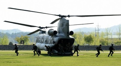 육군과 공군에서 운용 중인 치누크 헬기 성능개량 사업이 취소되고 신형 대형헬기가 도입될 예정이다. 사진=국방부 제공
