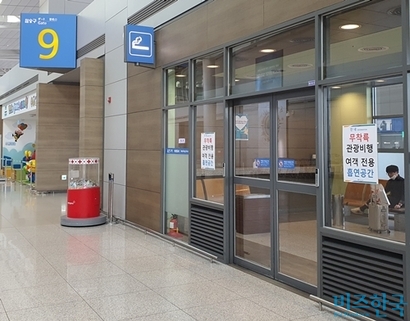 인천국제공항에는 현재 실내흡연실 21곳이 24시간 운영되고 있다. 지난 12일 제1 여객터미널 3층 면세지역 9번 게이트 부근 승객 전용 흡연실. 사진=차형조 기자