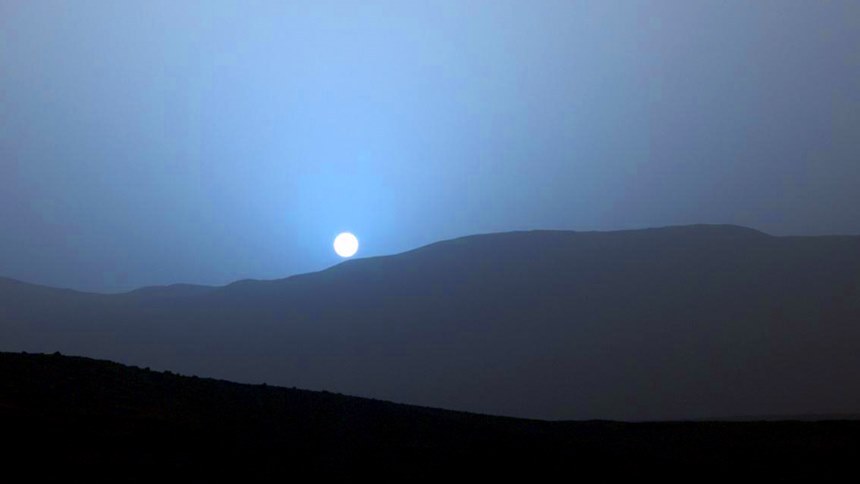 큐리오시티 탐사선이 찍은 화성에서의 푸른 노을 장면. 영화 ‘마션’에서 화성의 노을을 그냥 지구의 노을처럼 붉게 표현한 것이 대표적인 옥의 티로 알려져 있다. 사진=NASA/JPL-Caltech