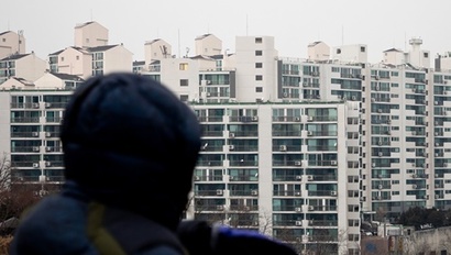 전세자금대출은 서민들 주거 안정과 밀접한 관련이 있다. 서울 성동구 아파트단지를 바라보고 있는 시민의 모습. 사진=임준선 기자