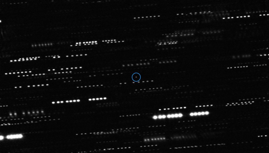 지상 망원경으로 촬영한 오무아무아의 모습이 파란 원으로 표시되어 있다. 이미지=ESO/K. Meech et al.