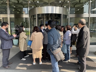 사모펀드 피해자들은 오전 9시 40분부터 총회장에 입장하려 했으나 인원 제한으로 입장이 불가했다. 신한금융 본사 앞에서 직원들과 실랑이를 벌이는 모습. 사진=박해나 기자