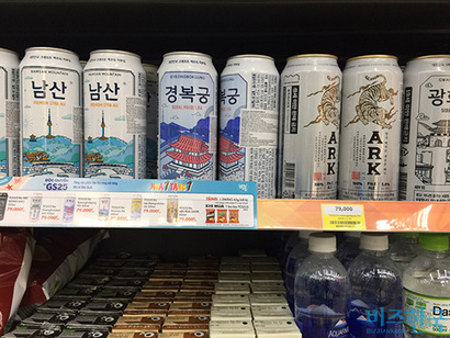호찌민의 한국 브랜드들. GS25, 블랙핑크 사진이 들어간 음료수와 한국 스낵들, 한국 맥주들. 사진=김면중 제공