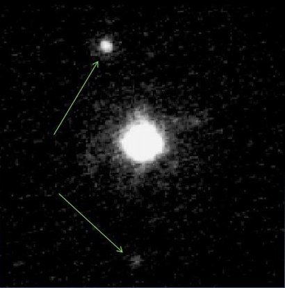 하와이에 위치한 켁 망원경으로 관측한 산타(하우메아)의 모습. 그 곁에 위 아래로 희미하게 찍힌 두 점이 하우메아의 두 위성이다. 이 사진은 마이크 브라운 연구팀이 관측한 것이다. 사진=Caltech