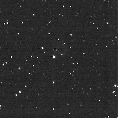 희미한 별들이 몇 개 찍힌, 시시해 보이는 이 사진에는 놀라운 사실이 담겨 있다. 정확히 말하면 놀라운 것이 담겨 있다기보단 담겨 있을 것이다. 이 사진은 지난 2020년 12월 25일 크리스마스를 기념해 태양계 끝자락을 홀로 떠돌고 있는 탐사선 하나가 또 다른 비슷한 처지의 선배 탐사선을 바라보며 찍은 사진이다. 사진=NASA/Johns Hopkins APL/Southwest Research Institute