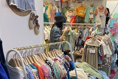 남대문시장의 아동복 매장에서 라이브 방송을 진행 중인 한 개인 판매자의 모습. 사진=박해나 기자
