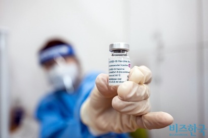 서울 성동구보건소 간호사가 아스트라제네카 백신을 들어보이고 있다. 사진=사진공동취재단