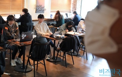 서울 한 대학교 인근 커피숍에서 학생들이 온라인 강의를 듣는 모습으로 기사의 특정 내용과 관련 없다. 사진=박정훈 기자