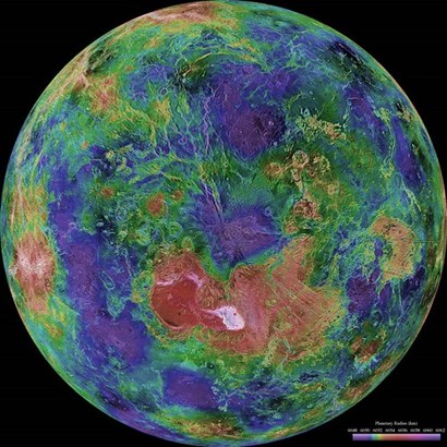 마젤란 탐사선의 레이더 관측으로 완성한 구름 속 금성 표면의 고저 분포 지도. 고도에 따라 색깔을 다르게 표현했다. 이미지=NASA/JPL-Caltech
