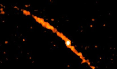 팔로마 5 성단의 앞뒤로 아주 길게 늘어진 별들의 조석 꼬리를 관측할 수 있다. 사진=SDSS