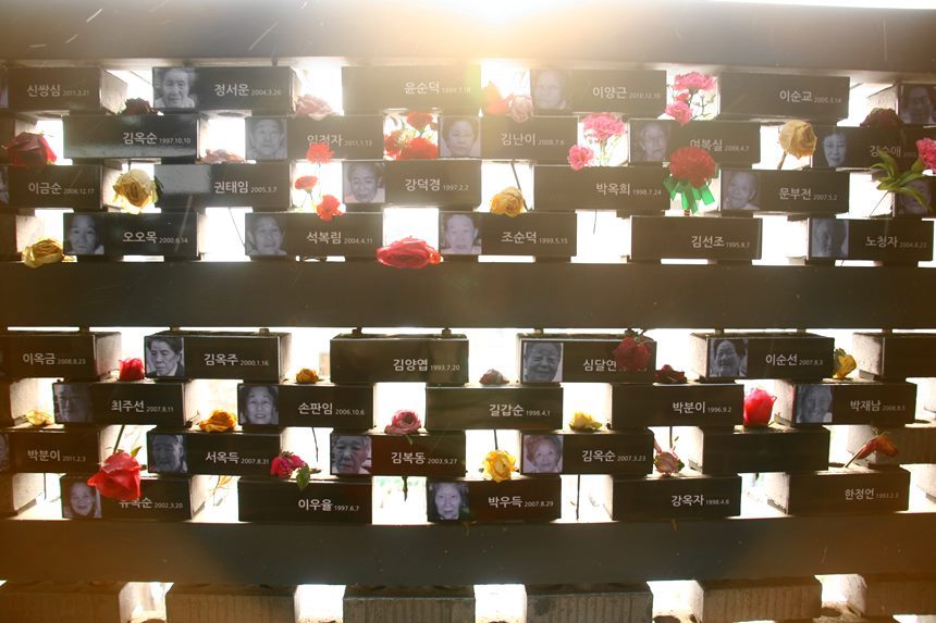 전쟁과여성인권박물관 내의 추모관. 고인이 된 일본군 위안부 피해자들의 얼굴과 사망 날짜가 적혀 있다. 사진=구완회 제공