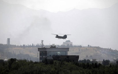 카불 미 대사관에서 철수작전을 벌이는 CH-47헬기. 출처 esp.md