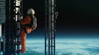 영화 ‘애드 아스트라’에서 주인공은 우주 엘리베이터를 수리하는 일을 한다.
