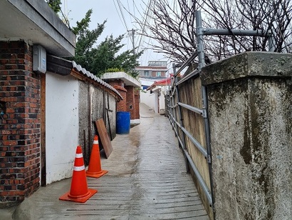 성북5구역의 건물 276동 중 74%에 해당하는 204동은 30년 이상 된 건물이다. 사진은 주택가 곳곳에 복잡하게 얽혀있는 전선(위)과 기울어진 담벼락을 임시로 막아놓은 모습. 사진=강은경 기자