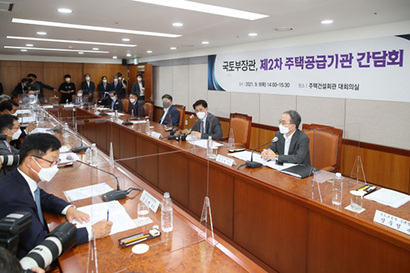 노형욱 국토교통부 장관이 9일 오후 서울 여의도 대한주택건설협회에서 열린 제2차 주택공급기관 간담회에서 발언하고 있다. 사진=국토교통부
