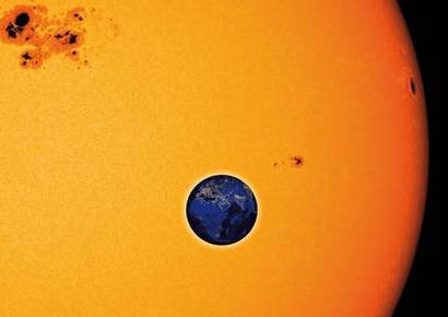 태양 앞을 가리고 지나가는 지구 상상도. 멀리서 희미하게 어두워지는 태양 빛의 밝기 변화를 통해 그 주변을 맴도는 태양계 행성들을 찾을 수 있을 것이다. 이미지=NASA/MPIA