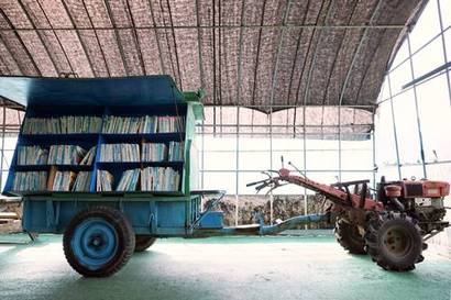 농부네 텃밭도서관에 있는 세계 최초 경운기 이동 도서관. 사진=구완회 제공