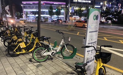 온라인 커뮤니티에서도 민간 공유자전거의 영역에 대한 설왕설래가 나온다. 트위터에 해당 사진을 올린 이용자는 ‘마포구에서 카카오 전기자전거 서비스가 시작됐는데, 따릉이 정거장 빈 공간에 깔려 있다. 사회의 기생충 콘셉트인가’라는 코멘트를 달았다. 사진=트위터