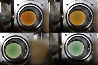 다양한 온도와 압력 조건에서 인공적으로 구현한 우주 방사선을 수황화 암모늄에 쪼여주며 어떻게 색깔이 변하는지를 확인한 실험 장면. 사진=Mark Loeffler/Cosmic Ice Laboratory, NASA GSFC