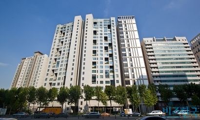 장동건 씨(위)가 최근 소유하던 서울 강남구 청담동 마크힐스 아파트(아래)를 매각해 17억 원의 시세차익을 거둔 것으로 나타났다. 사진=박정훈, 고성준 기자