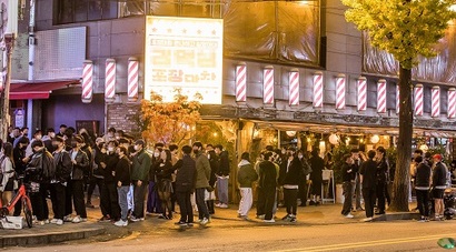 위드 코로나 1단계가 시행된 1일 오후 서울 마포구 홍대 거리의 한 클럽 앞에 이용객들이 줄을 서 있다. 사진=최준필 기자