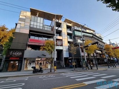 양현석 전 YG 대표 프로듀서는 1일 서울 마포구 서교동에 위치한 상가 건물(사진 왼쪽)을 174억 1458만 원에 매각하는 내용으로 계약을 체결했다. 사진=차형조 기자