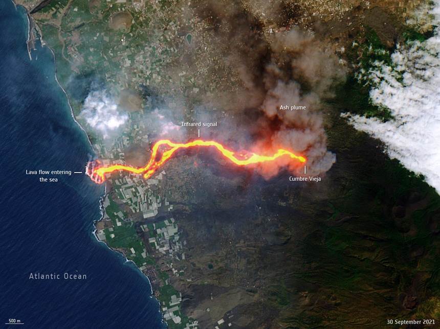 최근 분화한 스페인 라팔마섬의 화산 마그마가 바다까지 흘러가는 모습을 우주정거장에서 찍었다. 사진=NASA
