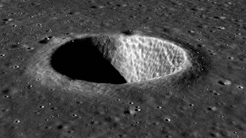 둥글고 깊게 파인 형태를 보이는 달 표면 크레이터. 사진=ISRO