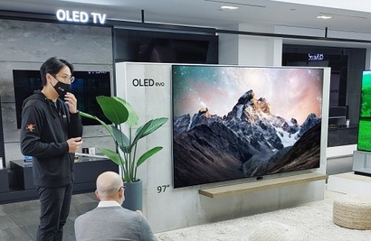 LG QLED TV.​ 디지털 아트 시장이 급성장하면서 가전업계는 거실 TV로 디지털 예술작품을 거래하고 즐길 수 있는 미래를 구상하고 있다. 사진=LG전자 제공