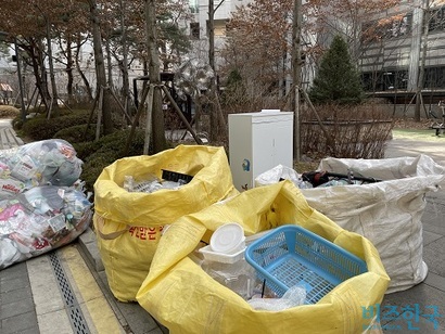 서울시 중구의 한 아파트에서 쓰레기를 분리수거 하고 있다. 사진=전다현 기자
