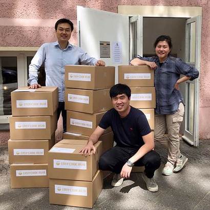 이지쿡아시아 창업자 3인이 첫 밀키트 박스를 직접 포장하고 기념한 사진. 아직 로고도 브랜드도 확정하기 전인 2019년 5월이다. 왼쪽부터 이민철 CEO, 대만 출신 양쳉엔 CTO, 이유리 CPO. 사진=easycookasia.de