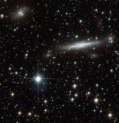 허블 우주 망원경으로 거대 인력체 방향의 하늘을 찍은 사진. 우리 은하 원반 상에 놓은 수많은 배경 별들과 이웃한 배경 은하 너머에 거대 인력체가 숨어 있다. 하지만 그 모습을 바로 찍지는 못한다. 사진=ESA/Hubble & NASA