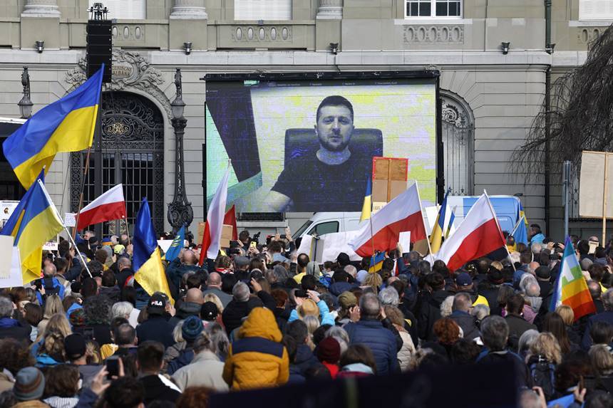 볼로디미르 젤렌스키 우크라이나 대통령이 19일(현지시각) 스위스 수도 베른 의사당 앞에서 열린 반전 시위에 화상으로 참여해 러시아 계좌 동결을 촉구했다. 사진=AFP/연합뉴스
