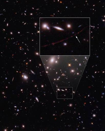 비교적 가까운 거리에 놓인 은하단의 중력 렌즈로 인해 왜곡된 이미지로 흐릿하고 길게 일그러진 모습으로 보이는 은하 WHL0137-zD1. 사진=NASA/ESA/B. Welch, JHU/D. Coe, STScI/A. Pagan, STScI