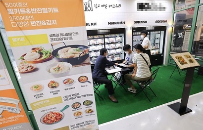 지난해 창업 붐이 일었던 무인 밀키트 전문점이 매출 부진을 면치 못하고 있다. 사진은 프랜차이즈 창업박람회에서 예비 창업자들이 밀키트 창업 상담을 받는 모습으로 기사의 특정 내용과 관련 없다. 사진=박정훈 기자