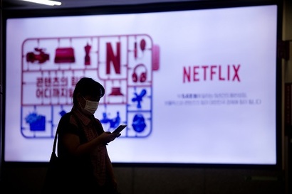 지하철 9호선 국회의사당역에 설치된 넷플릭스(Netflix) 광고판앞을 사람들이 휴대폰을 보며 지나고 있다. 사진=이종현 기자