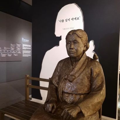 일본군 ‘위안부’ 피해 사실을 처음으로 공개하고 일본 정부를 상대로 소송을 벌인친 김학순 할머니의 조각상이 전시돼 있다. 사진=국립여성사전시관
