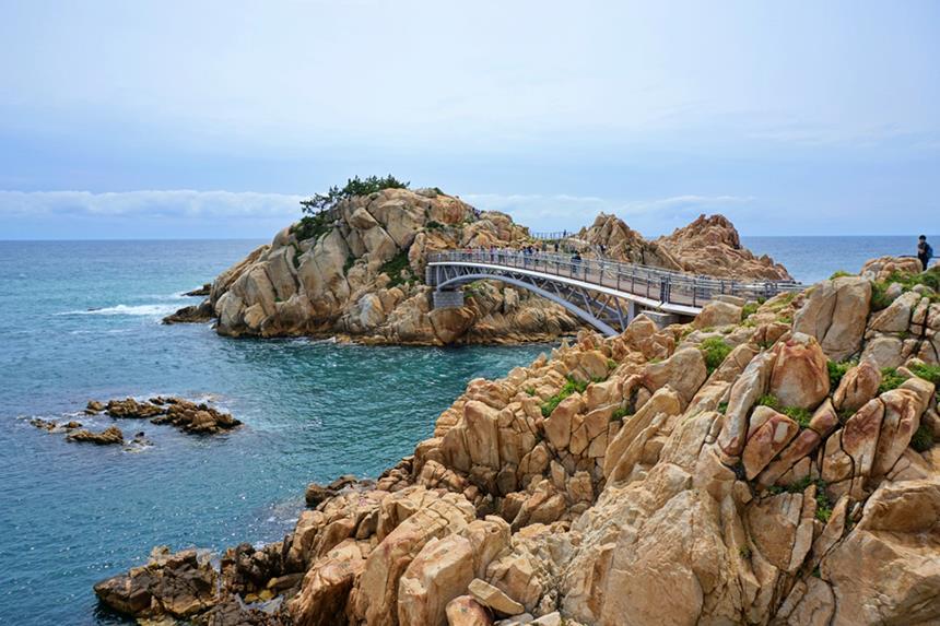 울산 동구의 대왕암은 기암괴석으로 이루어진 바위섬을 직접 걸을 수 있다는 것이 장점이다. 사진=구완회 제공